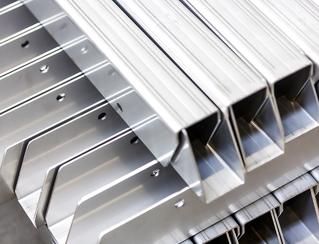 Corta diferentes tipos de acero inox